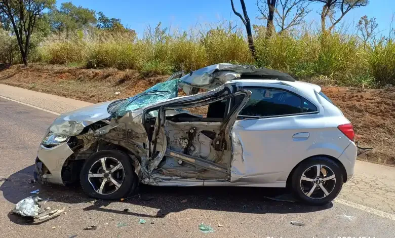 Mulher de Bambuí morre em colisão entre carro e carreta na BR-262, em Ibiá