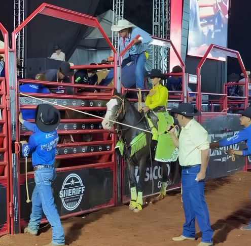 Locutor mineiro Adriano Vieira brilha na ExpôLuz 2026 e consolida seu nome entre os grandes narradores do rodeio cutiano